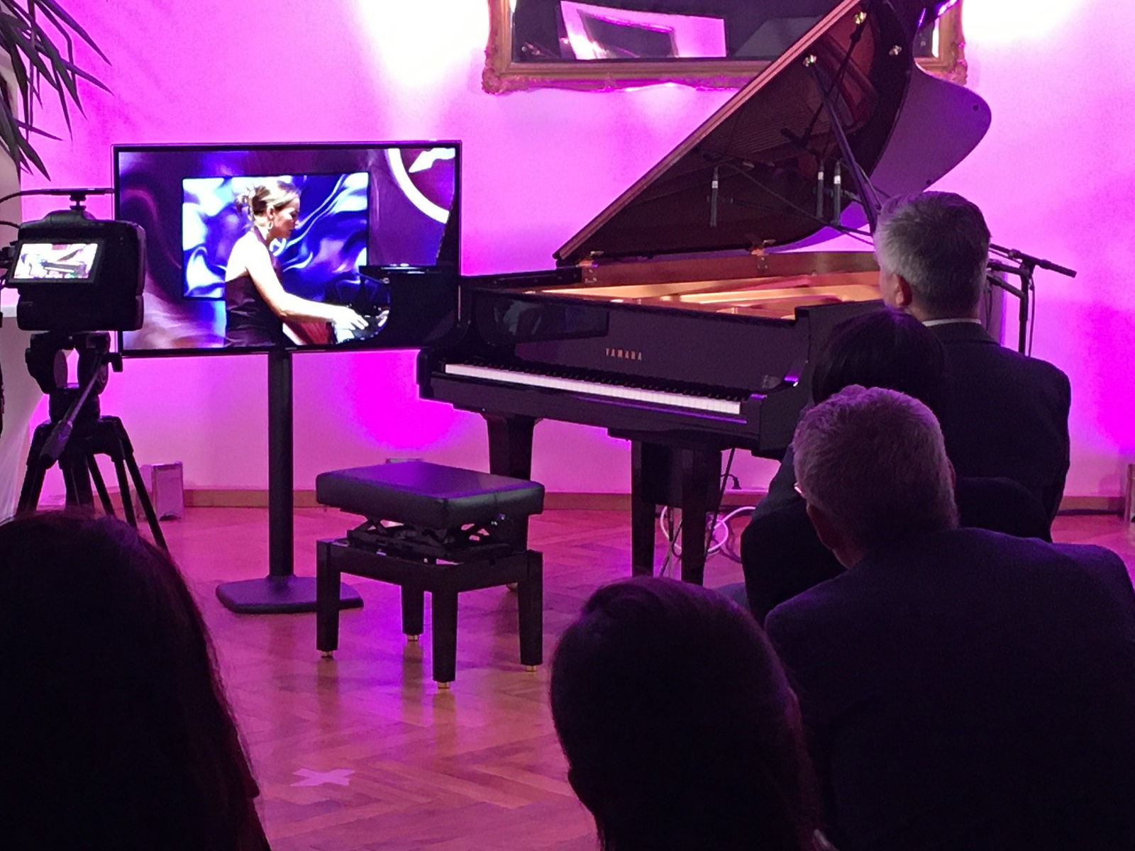 Pianistin Natalia Rehling in der Yamaha Concert Hall live zu hören am Yamaha Enspire mit Selbstspielsystem und Videoübertragung