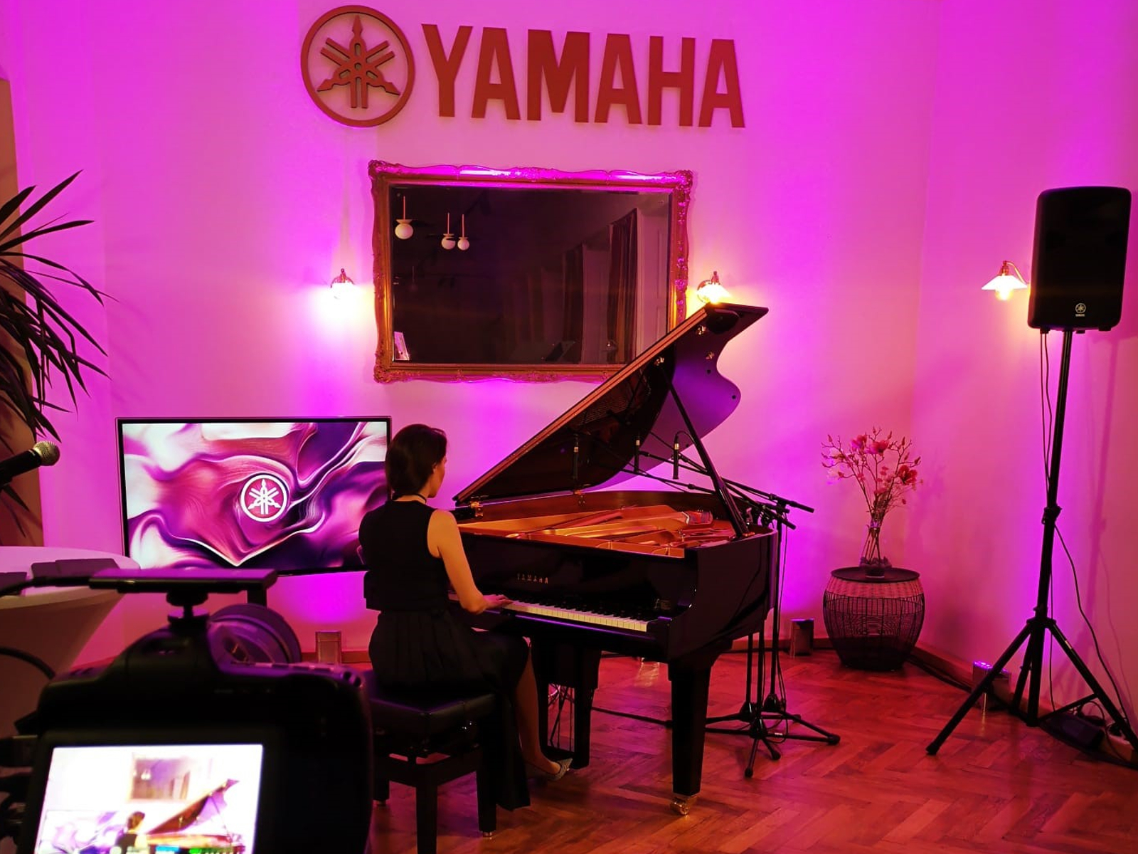 Remote Konzert - Pianistin Bianca Calinescu am Yamaha Enspire II