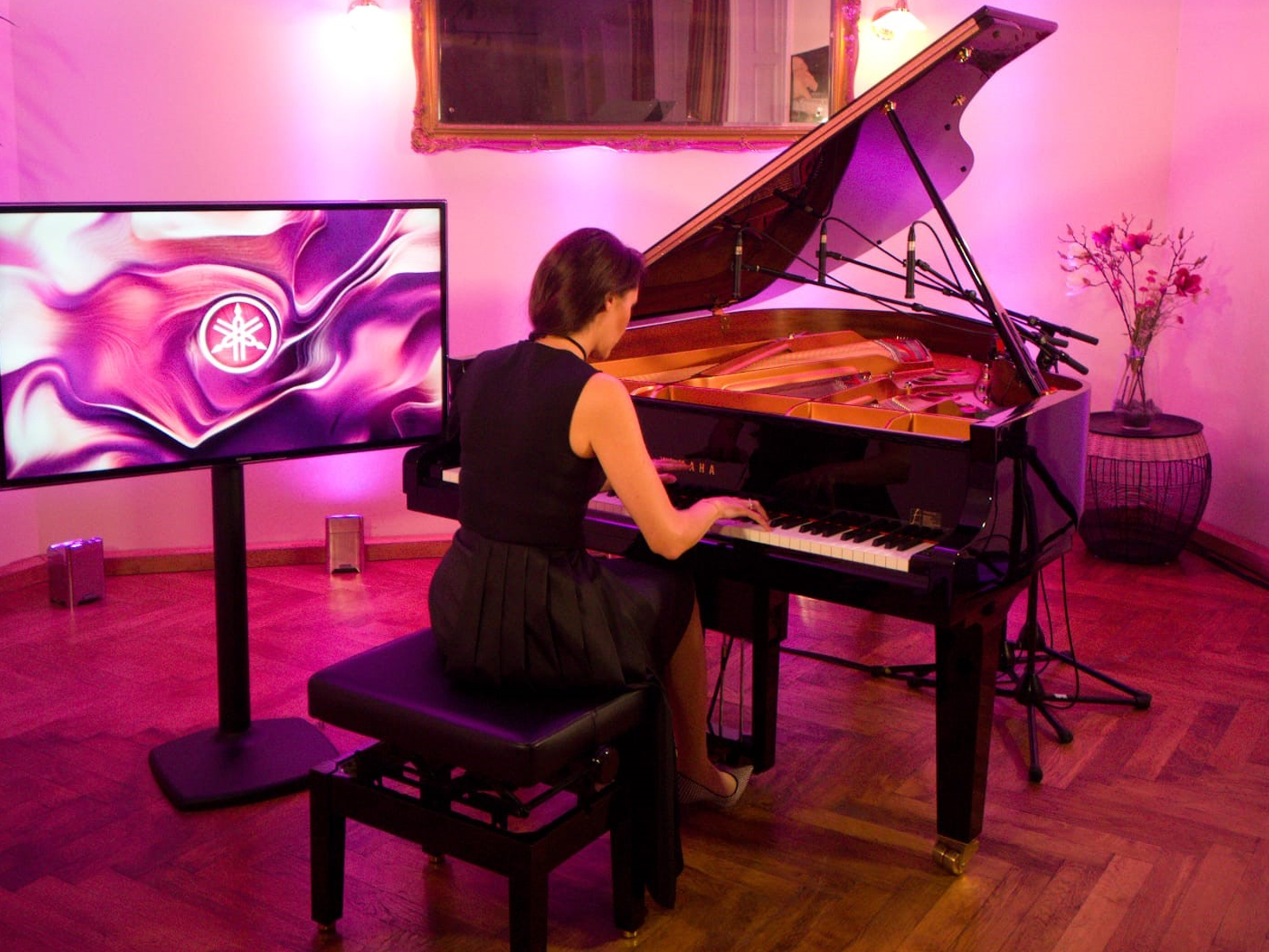 Remote Konzert - Pianistin Bianca Calinescu am Yamaha Enspire III