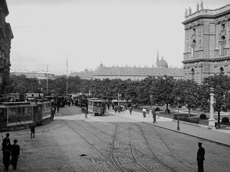 Bellariastraße mit Zügen der Type D und p2 um1905, rechts das Naturhistorische Museum