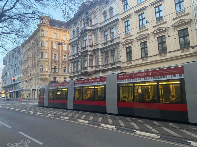 April Endlich Fährt Wieder Unsere Förstl Bim